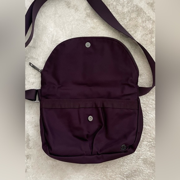 COPY - Lululemon 5L - 3 outside pockets - mesh pocket and zippered pocket insid… - Picture 10 of 12